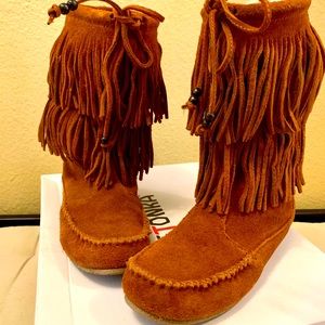 Minnetonka size 8 Fringe boots